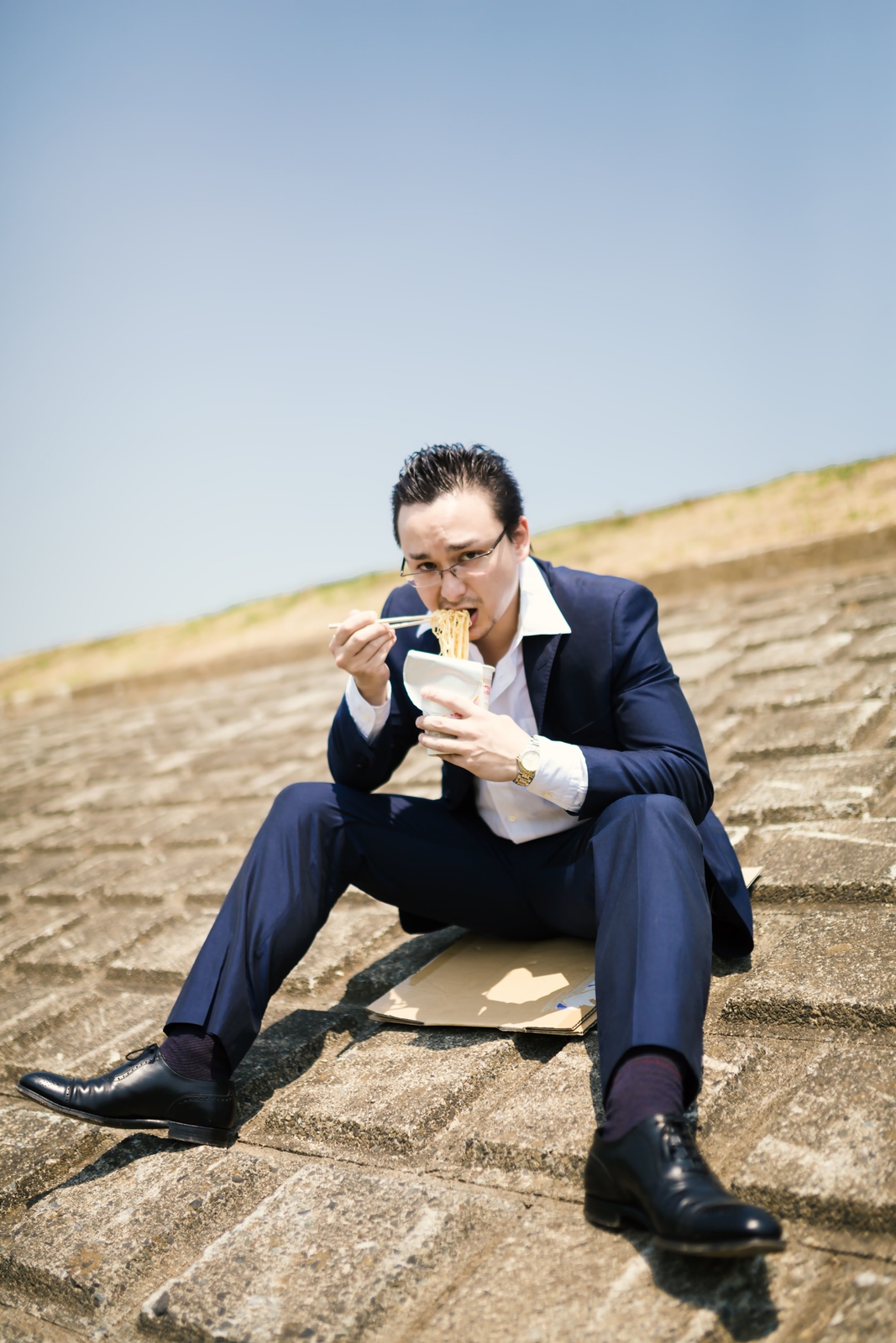 businessman_eating_ramen20170508.jpg