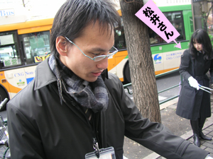 アレックスさん・・・の向こうでごみを拾う松井さんを激写!!
